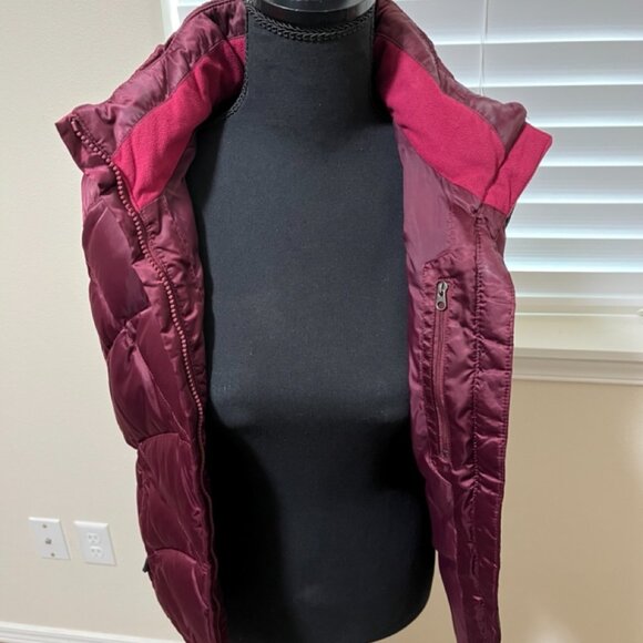 Women's North Face 550 Burgundy Puffer Vest, Size S - Picture 5 of 10